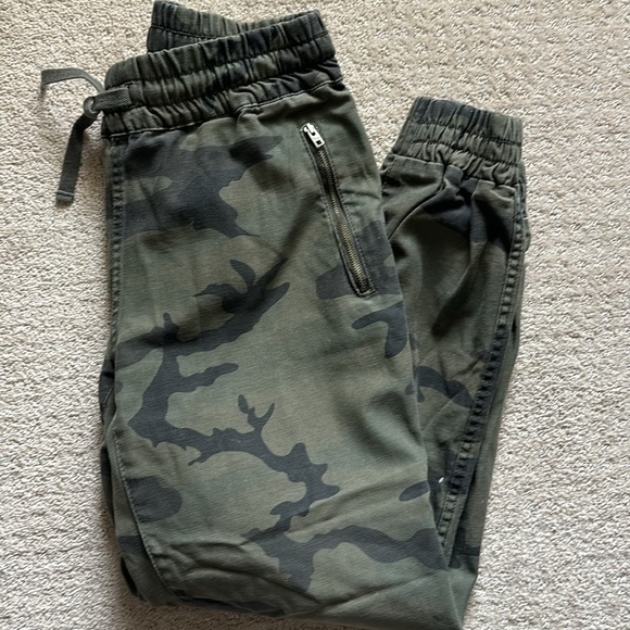 Aritzia TNA camo joggers size small - Picture 2 of 7